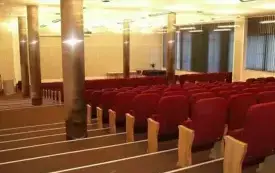 Sala audytoryjna 102 I piętro, sala ze stopniami prowadzącymi w d&oacute;ł oraz wieloma rządami czerwonych krzeseł.