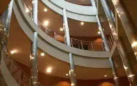 oświetlenie budynku w pełni działające