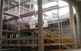 widoczne łączenia budynku