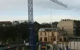 stawianie konstrukcji budynku, dźwig widoczny na II planie