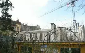 stawianie konstrukcji budynku, dźwig widoczny na II planie