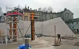 stawianie konstrukcji budynku