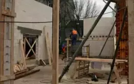 stawianie konstrukcji budynku