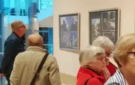Grupa os&oacute;b ogląda wystawę