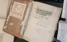 Strona tytułowa &quot;De oratore etc. Cum commento Omniboni Leoniceni&quot; Cycerona. na lewej stronie karty tytułowej ex libris Biblioteki Uniwersyteckiej w Poznaniu