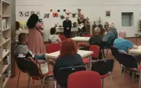 Grupa os&oacute;b ogląda wystawę.