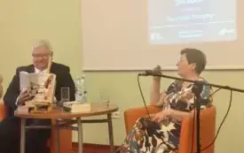 Przy okrągłym stoliku siedzą Zofia Mąkosa i Sławomir Szenwald trzymający najnowszą książkę Mąkosy