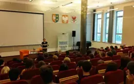 Marcin Kruszewski przemawia do publiczności.