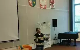  Marcin Kruszewski przemawia do publiczności.