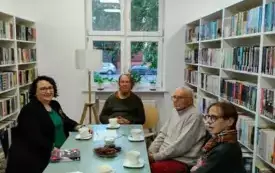 2.	Zdjęcie tych samych os&oacute;b od drugiej strony. Nie ma tylko kobiety na środku.