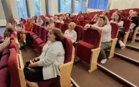 Publiczność zgromadzona w sali audytoryjnej