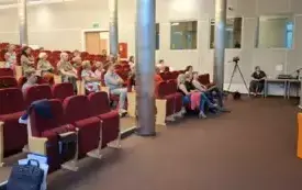 Sala audytoryjna z publicznością, w tle wykład Błażeja Skazińskiego