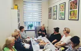 Spotkanie przy stole z uczestniczkami spotkania 2