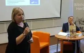 wicedyrektor WiMBP Marzena Wysocka wita publiczność i gościa