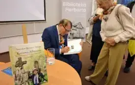 Profesor podpisuje książki