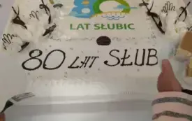 Tort z logo obchod&oacute;w 80-lecia Słubic