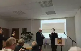 dyrektor miejscowego muzeum Guido Strohfeldt oraz przewodniczący fundacji Jochen Ullrich rozmawiają przed publicznością