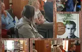 Kolaż czterech zdjęć: uczestnicy spotkania literackiego słuchają prezentacji, na jednym ze zdjęć widoczny plakat z podobizną poety zapraszający na wydarzenie.