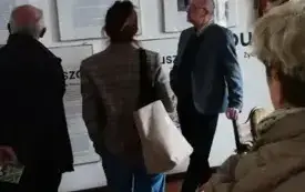 Uczestnicy Weekendu Seniora z Kulturą zwiedzają Salę &bdquo;Papuszy&rdquo;.