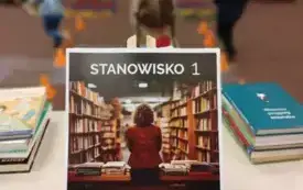 Na pierwszym planie książki oraz plakat z nazwą: &bdquo;Stanowisko 1. Realizacja zam&oacute;wień&rdquo;. W tle dzieci pokonujące tor przeszk&oacute;d.