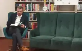 Przewodniczący Rady Miasta - Robert Surowiec w czytaniu fragmentu książki Lisy Gardner "Zanim zniknęła".