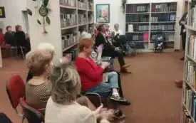 Grupa os&oacute;b uczestnicząca w wydarzeniu promującym Wielkie Litery.