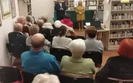 Grupa os&oacute;b uczestnicząca w wydarzeniu promującym Wielkie Litery.