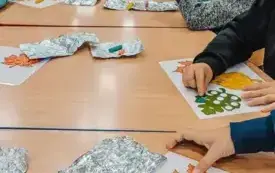 Dzieci na jesiennej lekcji bibliotecznej wykonują pracę.