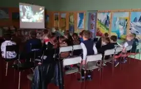 W ramach prezentacji multimedialnej dzieci oglądają filmik o Wietnamie.