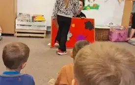 Zajęcia dywanowe z wykorzystaniem flanelowych opowieści.