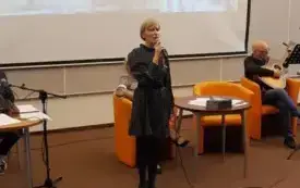 Marzena Śron zamyka spotkanie autorskie wykonaniem piosenki powstańczej