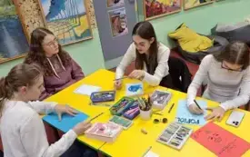Uczestniczki projektują okładki do trzeciej części cyklu.
