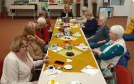 Klubowicze omawiają książkę pt. "Grzybiarka" na DKK.