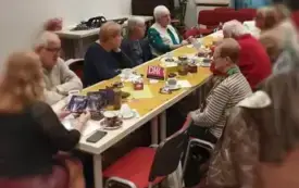 Klubowicze omawiają książkę pt. "Grzybiarka" na DKK.