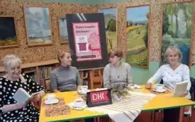 Klubowiczki DKK rozmawiające o książce.