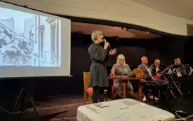 Marzena Szumlańska-Śron wykonująca przez mikrofon utwory. Na fotografii widoczni są r&oacute;wnież pozostali występujący.
