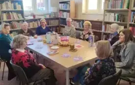 Uczestnicy spotkania DKK przy stole.