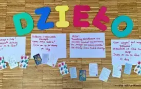 Karteczki zapisane zdaniami.