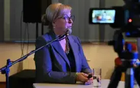 Prof. dr hab. Małgorzata Mikołajczak przemawia do mikrofonu podczas swojego wykładu. 