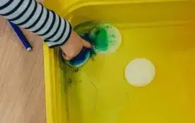 Barwienie wody za pomocą pomalowanych mazakami wacik&oacute;w. 