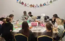 Wykonywanie przez uczestnik&oacute;w prac plastycznych.