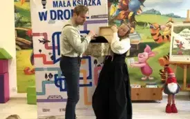 Mężczyzna i kobieta otwierają skrzynię.