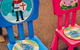 Dzień postaci z bajek 3 &ndash; Na krzesełkach wizerunek księżniczki i księcia a przez usta przeciągnięty sznurek robiący z makaron.