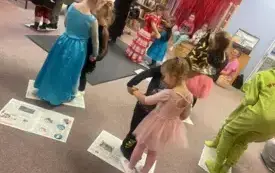 Na zdjęciu uczestnicy Dnia Postaci z Bajek