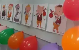 Na zdjęciu widoczne prace wraz kolorowymi balonami.