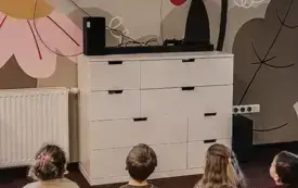 Dzieci oglądają filmik edukacyjny.