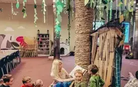 Bibliotekarka czyta dzieciom książkę.