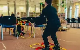 Dziecko pokonuje tor przeszk&oacute;d.  