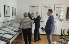 Koordynatorki projektu wraz z kierownikami DZS i DZR stoją przy gablotah w Sali Papuszy