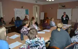 Zgromadzeni wok&oacute;ł stoł&oacute;w w kształcie litery U uczestnicy warsztat&oacute;w Agnieszki Kopaczyńskiej-Moskaluk